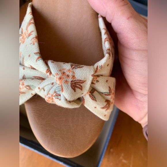 Universal Thread, women’s sandals, small heel, size 6 1/2, cute floral pattern - Picture 11 of 15